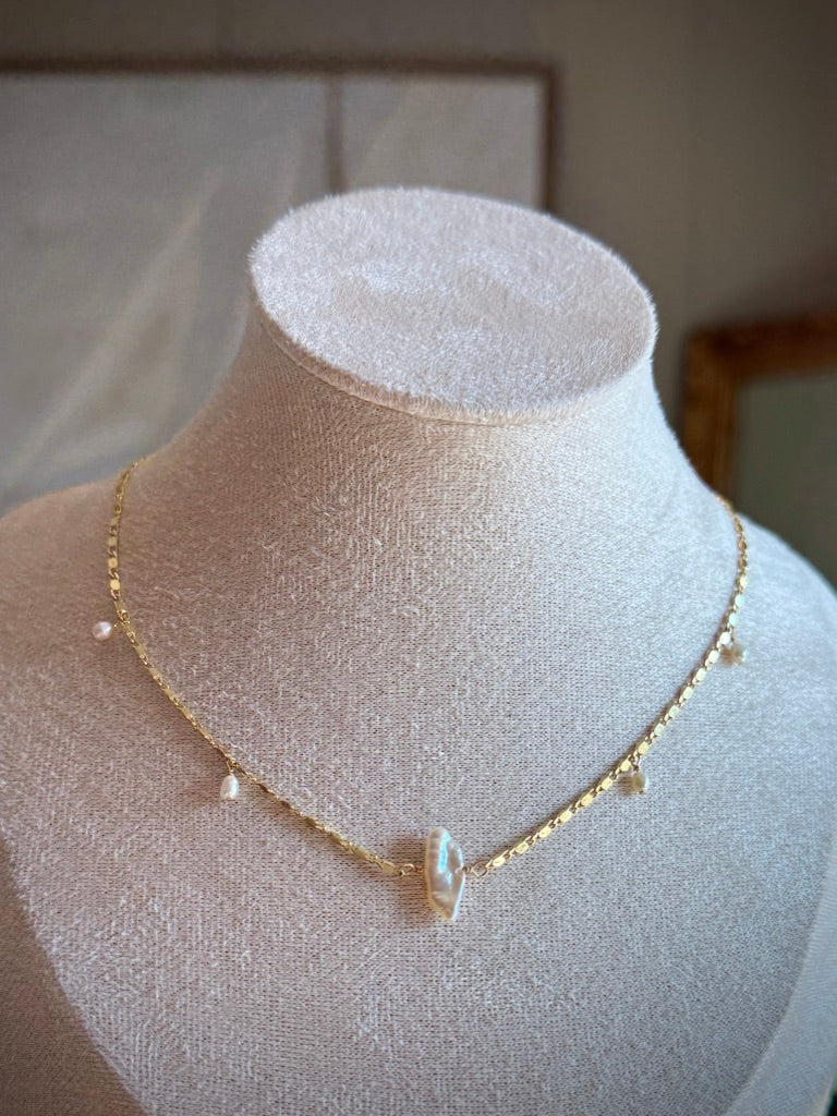 Vertical Pearl & Tiny Pearl Drops Neckalce
